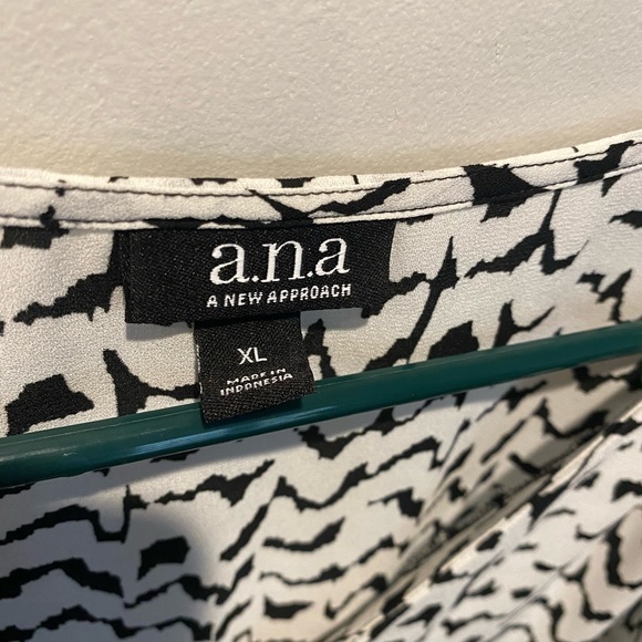 a.n.a. | A New Approach | Women's | Black and White Pattern Top Blouse | XL - Picture 4 of 10